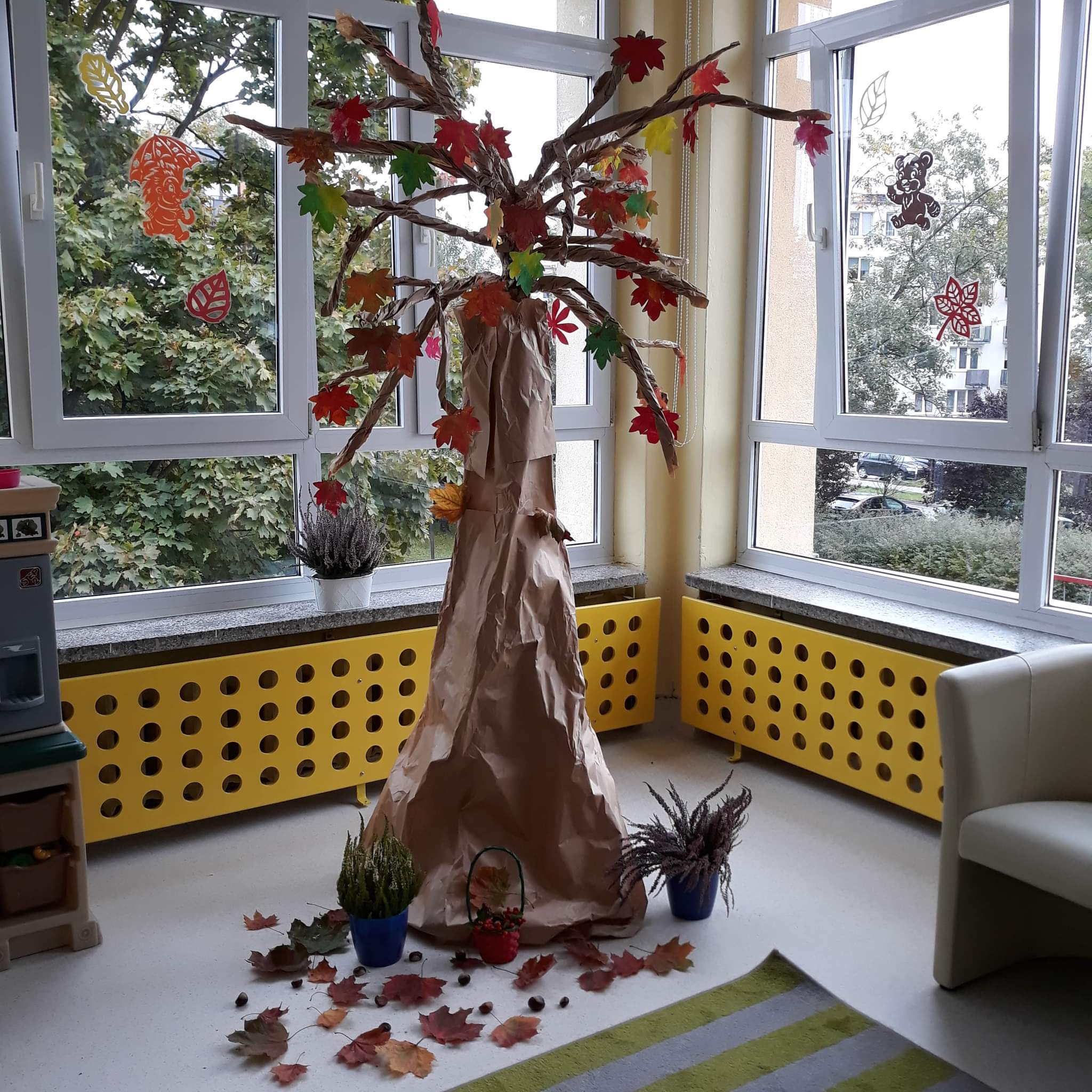 Zdjęcie przedstawia obraz drzewa wykonanego w przedszkolu przez dzieci